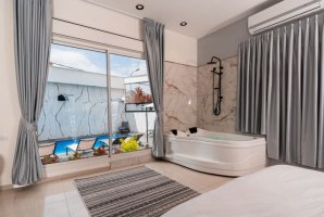 רון וילאג בוטיק 18