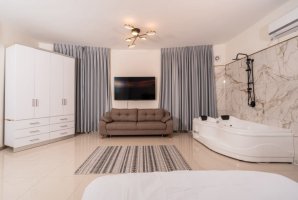 רון וילאג בוטיק 30